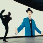 Tiziano Ferro Instagram - Fuori ORA - Out NOW ✈︎ 𝐀𝐁𝐁𝐈𝐀𝐌𝐎 𝐕𝐈𝐍𝐓𝐎 𝐆𝐈𝐀´ 𝘧𝘦𝘢𝘵. 𝐉-𝐀𝐱 La responsabilità delle persone sole, Una vita di bellezza, una vita di paure Una vita a scoprire come cambi prospettive Appena sposti amore, odio e tutto quel dolore E quindi urliamo le cose come stanno, perchè il silenzio fu il danno E continuerà a bruciarci mezza vita E per paura di questa città Ci sottraemmo alla felicità Ma Noi Abbiamo vinto già Ridiamo delle cicatrici, brindiamo alle debolezze Sotto un tatuaggio nero col nome di una madre E tutto quello che c’è stato, tutto quello che c’è già Per tutto quello che faremo … noi Abbiamo vinto già Marceremo per le strade per difendere un diritto Marciremo nelle carceri se amare è un delitto Perchè IL NOSTRO SANGUE HA GIÀ VINTO Come L’AMORE DI UNA MADRE che morirebbe per un figlio E ci alzeremo tutti in piedi Stanchi morti, abbracciati Ubriachi delle lacrime mai piante E per paura della vostra pietà Ci sottraemmo alla felicità Ma noi Abbiamo vinto già Ridiamo delle cicatrici, brindiamo alle debolezze Sotto un tatuaggio nero col nome di una madre E tutto quello che c’è stato, tutto quello che c’è già Per tutto quello che faremo … noi Abbiamo vinto già Bere per dimenticare è una fake news se bevo i miei ricordi nuotano nel Rum ma tanto poi fare la vita sana Non ti cancellerà i Tatoo ne' la brutta fama e mi rifiuto di pensare solo ai money anche se ne ho fatti più di chi mi dava del fallito già alle superiori quanto sono necessarie le canzoni lo sanno quelli che han passato l’adolescenza da soli Troppo grasso, troppo poco bianco, troppo malinconico oggi odiano Mohamed ieri odiavano Calogero troppo introverso sei da ricovero e poi fanno gli inclusivi se non sei troppo povero a noi non serve sciabolare lo champagne con la gold card sui social club e la tua opinione ci finisce nello spam noi Abbiamo vinto già Abbiamo vinto già Ridiamo delle cicatrici, brindiamo alle debolezze Sotto un tatuaggio nero col nome di una madre E tutto quello che c’è stato, tutto quello che c’è già Per tutto quello che faremo … noi Abbiamo vinto già @sebastianotomadaphoto @j.axofficial #abbiamovintogià