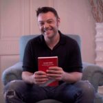Tiziano Ferro Instagram - 𝐋𝐀 𝐅𝐄𝐋𝐈𝐂𝐈𝐓𝐀´ 𝐀𝐋 𝐏𝐑𝐈𝐍𝐂𝐈𝐏𝐈𝐎. Il mio primo romanzo. Prenotandolo - già da ora - su mondadoristore.it , sarà possibile ricevere una copia autografata e riservare il proprio posto a uno degli eventi di presentazione del romanzo: 3/10: Roma, Teatro Quirino 9/10: Palermo, Teatro Biondo 10/10: Bologna, Teatro Europa 16/10: Milano,Teatro Manzoni Solo su mondadoristore.it 𝐋𝐀 𝐅𝐄𝐋𝐈𝐂𝐈𝐓𝐀´ 𝐀𝐋 𝐏𝐑𝐈𝐍𝐂𝐈𝐏𝐈𝐎. Fuori, il 3/10. @librimondadori @mondadoristore #lafelicitàalprincipio #lafelicitaalprincipio #romanzo
