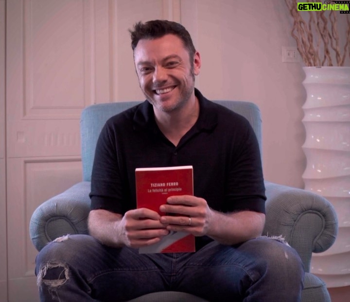 Tiziano Ferro Instagram - ππ π
πππππππΒ΄ ππ πππππππππ. Il mio primo romanzo. Prenotandolo - giΓ da ora - su mondadoristore.it , sarΓ possibile ricevere una copia autografata e riservare il proprio posto a uno degli eventi di presentazione del romanzo: 3/10: Roma, Teatro Quirino 9/10: Palermo, Teatro Biondo 10/10: Bologna, Teatro Europa 16/10: Milano,Teatro Manzoni Solo su mondadoristore.it ππ π
πππππππΒ΄ ππ πππππππππ. Fuori, il 3/10. @librimondadori @mondadoristore #lafelicitΓ alprincipio #lafelicitaalprincipio #romanzo
