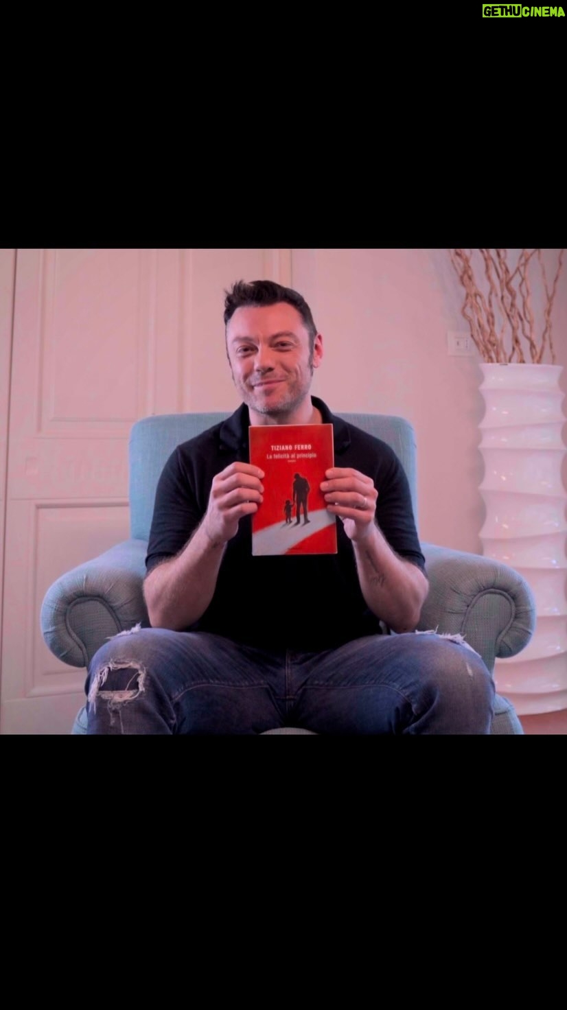 Tiziano Ferro Instagram - π€ππ€ππ€ππ€ππ€ππ€ππ€ππ€ππ π
πππππππΒ΄ ππ πππππππππ. Il mio primo romanzo. Fuori, il 3/10. Domani maggiori dettagli e una sorpresa su @mondadoristore @librimondadori #lafelicitΓ alprincipio #lafelicitaalprincipio #romanzo