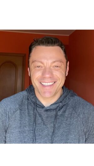 Tiziano Ferro Instagram - Non c’è niente di più confortante di una persona che ti chiede “Come stai?” e poi “Mi raccomando, la salute prima di tutto!”. 
Ed è ciò che avete fatto.
Grazie.
Tiziano

There’s nothing more comforting than a friend asking, “How are you?” and reminding you “your health  comes first.” And you all did exactly that. 
Thank you.
Tiziano

No hay nada que pueda dar más consuelo de una persona que te pregunte “como estas?” Y luego “La salud es lo primero!”.
Y esto es lo que habéis hecho.
Gracias.
Tiziano