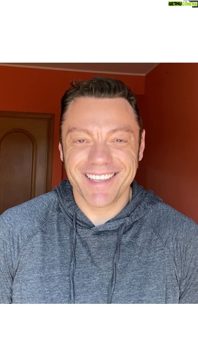Tiziano Ferro - 214K Likes - Non c’è niente di più confortante di una persona che ti chiede “Come stai?” e poi “Mi raccomando, la salute prima di tutto!”.
Ed è ciò che avete fatto.
Grazie.
Tiziano
There’s nothing more comforting than a friend asking, “How are you?” and reminding you “your health comes first.” And you all did exactly that.
Thank you.
Tiziano
No hay nada que pueda dar más consuelo de una persona que te pregunte “como estas?” Y luego “La salud es lo primero!”.
Y esto es lo que habéis hecho.
Gracias.
Tiziano