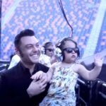 Tiziano Ferro Instagram - 𝘼 𝙫𝙤𝙞. Ora posso dirvi la verità. Poco prima di iniziare il tour mi è stato diagnosticato un nodulo a una corda vocale. Che - per intenderci - è come per un calciatore dover affrontare il campionato con un tendine lesionato. Dovrò subire un intervento, ci sarà tanto da recuperare…ma non importa. L’unica cosa che ho bisogno di dire - e che ci tengo voi sappiate - è che io su quel palco ci sarei morto piuttosto che mollare e non dare il massimo in ogni singola città. E lo ammetto, spesso ho avuto il terrore che la mia voce crollasse di colpo durante un concerto. I dottori dicevano che sarebbe potuto accadere, mi invitavano a star fermo e operarmi subito. Loro però non sapevano una cosa che io invece avevo già ben chiara in testa. Ovvero che ogni sera, su quel palco, avrei ricevuto la cura più potente al mondo. Perché c’eravate voi. Quindi grazie. Vi voglio bene. Tiziano #tzn23