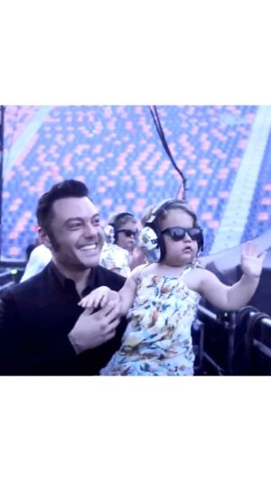 Tiziano Ferro Instagram - 𝘼 𝙫𝙤𝙞.
Ora posso dirvi la verità.
Poco prima di iniziare il tour mi è stato diagnosticato un nodulo a una corda vocale.
Che - per intenderci - è come per un calciatore dover affrontare  il campionato con un tendine lesionato.
Dovrò subire un intervento, ci sarà tanto da recuperare…ma non importa.
L’unica cosa che ho bisogno di dire - e che ci tengo voi sappiate - è che io su quel palco ci sarei morto piuttosto che mollare e non dare il massimo in ogni singola città.
E lo ammetto, spesso ho avuto il terrore che la mia voce crollasse di colpo durante un concerto. I dottori dicevano che sarebbe potuto accadere, mi invitavano a star fermo e operarmi subito.
Loro però non sapevano una cosa che io invece avevo già ben chiara in testa.
Ovvero che ogni sera, su quel palco, avrei ricevuto la cura  più potente al mondo.
Perché c’eravate voi.
Quindi grazie.
Vi voglio bene.

Tiziano

#tzn23