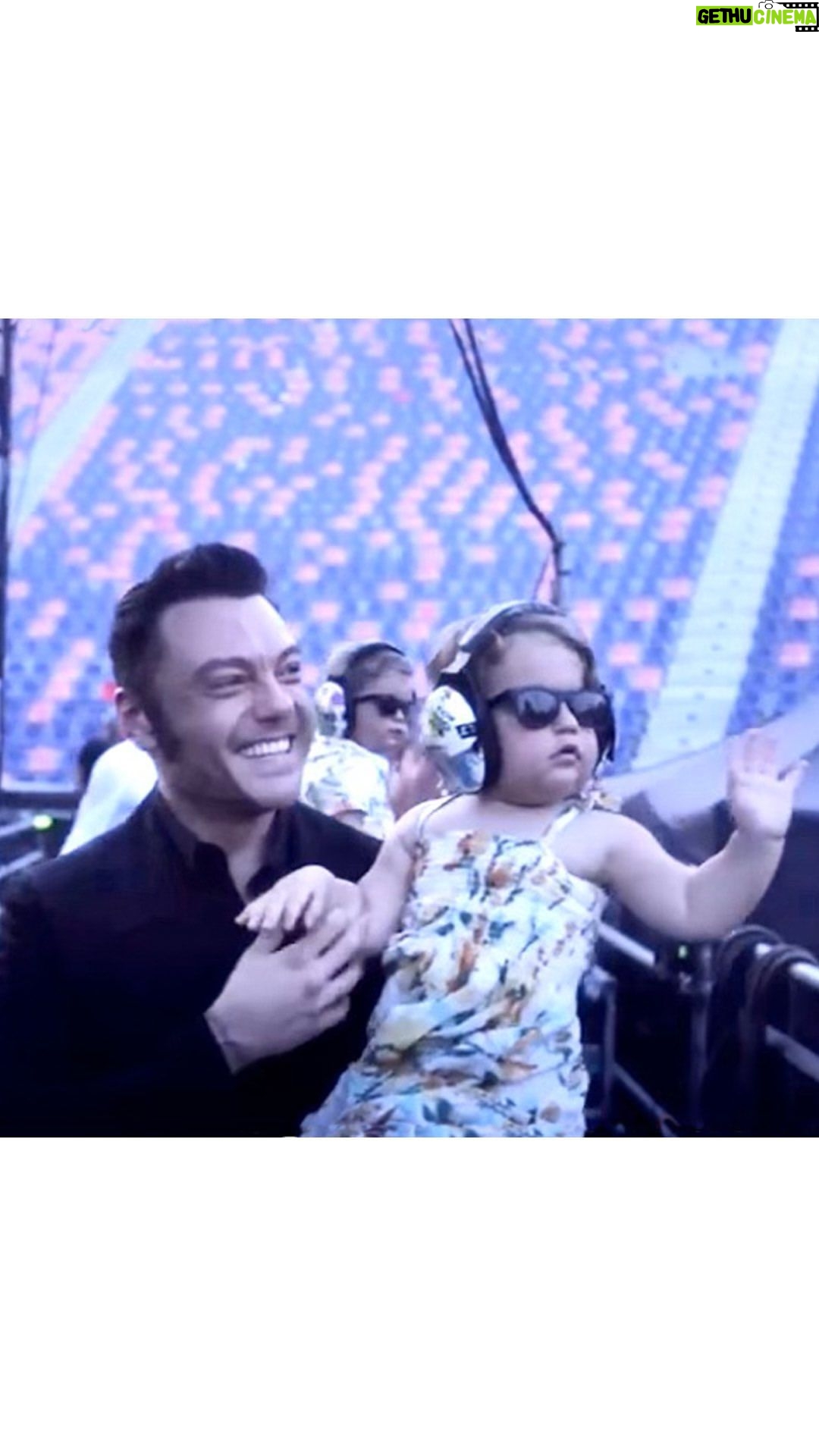 Tiziano Ferro - 363.2K Likes - 𝘼 𝙫𝙤𝙞.
Ora posso dirvi la verità.
Poco prima di iniziare il tour mi è stato diagnosticato un nodulo a una corda vocale.
Che - per intenderci - è come per un calciatore dover affrontare il campionato con un tendine lesionato.
Dovrò subire un intervento, ci sarà tanto da recuperare…ma non importa.
L’unica cosa che ho bisogno di dire - e che ci tengo voi sappiate - è che io su quel palco ci sarei morto piuttosto che mollare e non dare il massimo in ogni singola città.
E lo ammetto, spesso ho avuto il terrore che la mia voce crollasse di colpo durante un concerto. I dottori dicevano che sarebbe potuto accadere, mi invitavano a star fermo e operarmi subito.
Loro però non sapevano una cosa che io invece avevo già ben chiara in testa.
Ovvero che ogni sera, su quel palco, avrei ricevuto la cura più potente al mondo.
Perché c’eravate voi.
Quindi grazie.
Vi voglio bene.
Tiziano
#tzn23