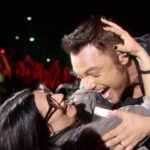 Tiziano Ferro Instagram - 𝐁𝐨𝐥𝐨𝐠𝐧𝐚. Riprendermi da tale shock emotivo richiederà tempo. Posso solo dire che è stato uno dei concerti più belli della mia carriera. Il popolo dell’Emilia Romagna sa insegnarti come rialzarsi e continuare a correre. È solido, sfacciatamente vero, senza vie di mezzo. Una terra che ha dato i natali ai più grandi artisti italiani. Da Pavarotti a Raffaella…a Laura. E mille altri. Bologna, Emilia Romagna. Ho sacro rispetto per quello che sapete raccontarmi, la vostra vicinanza non è scontata. È un privilegio e lo custodisco come tale. Grazie! 𝙋𝙖𝙤𝙡𝙖 𝙚 𝘾𝙝𝙞𝙖𝙧𝙖. Da oggi uno dei brani più belli della storia musica italiana è anche un po’ mio. Che meraviglia che siete! Grazie per essere tornate insieme perché non posso immaginare un mondo senza le mie sisters. Avete spaccato, Bologna si è riempita di luce e da stasera siamo ufficialmente un trio! Perché io non vi mollo! Ora tutti a scaricare e ad ascoltare ovunque “Vamos a bailar (Esta Vida nuova)” con le iconiche Paola e Chiara e…con me! (Mi fa strano dirlo!) Grazie per avermi affidato un compito arduo ma che ho accolto con entusiasmo, gioia e - innanzitutto - affetto reale! 𝙇𝙖𝙪𝙧𝙖 Ci sei stata in momenti difficili per me, sei stata un faro. Durante questi giorni hai mille cose da fare, cento viaggi, impegni stressantissimi ma hai scelto di fermarti a Bologna per vedere il mio concerto e conoscere i miei bimbi, che non avevi mai incontrato. Queste sono cose che solo le amiche fanno. Le amiche vere. Poi sei saltata sul palco, con la tua generosità inossidabile, e ci siamo buttati in una NON ME LO SO SPIEGARE completamente improvvisata (anche perché non la cantavamo insieme da 15 anni!!!!). E invece: un microfono in due, abbiamo condiviso uno dei miei auricolari e il resto è stata magia. Perché come la chiami quella cosa che solo tu sai creare? Il faro non si spegne mai - e tu sai a cosa mi riferisco. Grazie amica mia. Grazie. @laurapausini @paolaiezzireal @chiaraiezzi_official #laurapausini #paolaechiara #vamosabailar #nonmelosospiegare #tzn2023