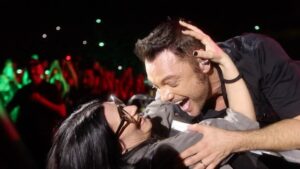 Tiziano Ferro Instagram - 𝐁𝐨𝐥𝐨𝐠𝐧𝐚.
Riprendermi da tale shock emotivo richiederà tempo.
Posso solo dire che è stato uno dei concerti più belli della mia carriera.
Il popolo dell’Emilia Romagna sa insegnarti come rialzarsi e continuare a correre. È solido, sfacciatamente vero, senza vie di mezzo. 
Una terra che ha dato i natali ai più grandi artisti italiani. Da Pavarotti a Raffaella…a Laura.
E mille altri.
Bologna, Emilia Romagna.
Ho sacro rispetto per quello che sapete raccontarmi, la vostra vicinanza non è scontata. È un privilegio e lo custodisco come tale.
Grazie!

𝙋𝙖𝙤𝙡𝙖 𝙚 𝘾𝙝𝙞𝙖𝙧𝙖.
Da oggi uno dei brani più belli della storia musica italiana è anche un po’ mio.
Che meraviglia che siete!
Grazie per essere tornate insieme perché non posso immaginare un mondo senza le mie sisters.
Avete spaccato, Bologna si è riempita di luce e da stasera siamo ufficialmente un trio! Perché io non vi mollo!
Ora tutti a scaricare e ad ascoltare ovunque “Vamos a bailar (Esta Vida nuova)” con le iconiche Paola e Chiara e…con me! (Mi fa strano dirlo!)
Grazie per avermi affidato un compito arduo ma che ho accolto con entusiasmo, gioia e - innanzitutto - affetto reale!

𝙇𝙖𝙪𝙧𝙖
Ci sei stata in momenti difficili per me, sei stata un faro.
Durante questi giorni hai mille cose da fare, cento viaggi, impegni stressantissimi ma hai scelto di fermarti a Bologna per vedere il mio concerto e conoscere i miei bimbi, che non avevi mai incontrato.
Queste sono cose che solo le amiche fanno. Le amiche vere.
Poi sei saltata sul palco, con la tua generosità inossidabile, e ci siamo buttati in una NON ME LO SO SPIEGARE completamente improvvisata (anche perché non la cantavamo insieme da 15 anni!!!!). E invece: un microfono in due, abbiamo condiviso uno dei miei auricolari e il resto è stata magia.
Perché come la chiami quella cosa che solo tu sai creare?
Il faro non si spegne mai - e tu sai a cosa mi riferisco.
Grazie amica mia. Grazie.

@laurapausini
@paolaiezzireal
@chiaraiezzi_official
#laurapausini
#paolaechiara #vamosabailar #nonmelosospiegare #tzn2023