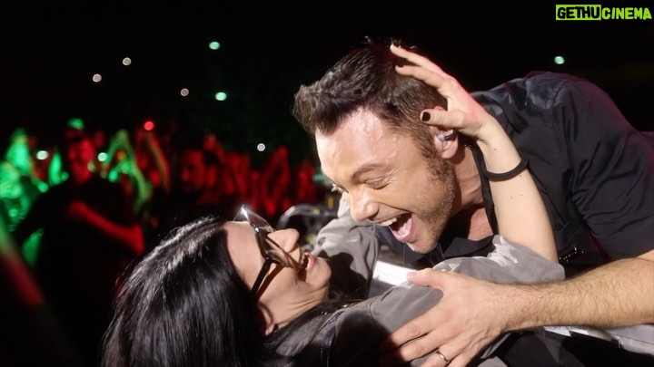 Tiziano Ferro - 90K Likes - 𝐁𝐨𝐥𝐨𝐠𝐧𝐚.
Riprendermi da tale shock emotivo richiederà tempo.
Posso solo dire che è stato uno dei concerti più belli della mia carriera.
Il popolo dell’Emilia Romagna sa insegnarti come rialzarsi e continuare a correre. È solido, sfacciatamente vero, senza vie di mezzo.
Una terra che ha dato i natali ai più grandi artisti italiani. Da Pavarotti a Raffaella…a Laura.
E mille altri.
Bologna, Emilia Romagna.
Ho sacro rispetto per quello che sapete raccontarmi, la vostra vicinanza non è scontata. È un privilegio e lo custodisco come tale.
Grazie!
𝙋𝙖𝙤𝙡𝙖 𝙚 𝘾𝙝𝙞𝙖𝙧𝙖.
Da oggi uno dei brani più belli della storia musica italiana è anche un po’ mio.
Che meraviglia che siete!
Grazie per essere tornate insieme perché non posso immaginare un mondo senza le mie sisters.
Avete spaccato, Bologna si è riempita di luce e da stasera siamo ufficialmente un trio! Perché io non vi mollo!
Ora tutti a scaricare e ad ascoltare ovunque “Vamos a bailar (Esta Vida nuova)” con le iconiche Paola e Chiara e…con me! (Mi fa strano dirlo!)
Grazie per avermi affidato un compito arduo ma che ho accolto con entusiasmo, gioia e - innanzitutto - affetto reale!
𝙇𝙖𝙪𝙧𝙖
Ci sei stata in momenti difficili per me, sei stata un faro.
Durante questi giorni hai mille cose da fare, cento viaggi, impegni stressantissimi ma hai scelto di fermarti a Bologna per vedere il mio concerto e conoscere i miei bimbi, che non avevi mai incontrato.
Queste sono cose che solo le amiche fanno. Le amiche vere.
Poi sei saltata sul palco, con la tua generosità inossidabile, e ci siamo buttati in una NON ME LO SO SPIEGARE completamente improvvisata (anche perché non la cantavamo insieme da 15 anni!!!!). E invece: un microfono in due, abbiamo condiviso uno dei miei auricolari e il resto è stata magia.
Perché come la chiami quella cosa che solo tu sai creare?
Il faro non si spegne mai - e tu sai a cosa mi riferisco.
Grazie amica mia. Grazie.
@laurapausini
@paolaiezzireal
@chiaraiezzi_official
#laurapausini
#paolaechiara #vamosabailar #nonmelosospiegare #tzn2023