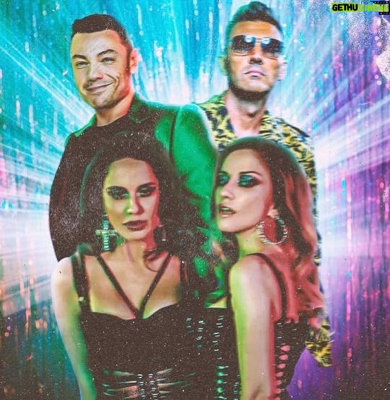Tiziano Ferro Instagram - ππΈπππ π πΉπΈπππΈβ πππ¨π₯π & ππ‘π’ππ«π ππ¨π§ ππ’π³π’ππ§π¨ ππππ.ππππ«π² ππ¨π§ππ πππ πππ. FΜ²UΜ²OΜ²RΜ²IΜ² AΜ²DΜ²EΜ²SΜ²SΜ²OΜ²!!!! Le regine del 2000 son tornate! Se le amate, come me, ballate! A bailar, a Bailar, a Bailar! Solo amore e tutto il mondo lo dichiara: β WE LOVE YOU: PAOLA E CHIARA! β @paolaiezzireal @chiaraiezzi_official @gabryponte #paolaechiara #gabryponte #vamosabailar2023 #vamosabailarestavidanueva