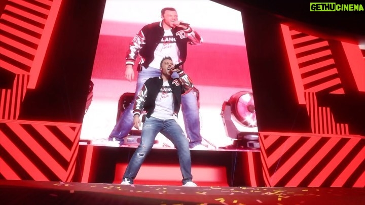 Tiziano Ferro Instagram - ππ§ππ¨π§π Che energia, che luce, che forza! Chi cβera sa di cosa sto parlando. Ho passato una serata sorprendente, piena di gioia, ME-RA-VI-GLIO-SA!!! Grazie bellissima gente! #ancona #tzn23