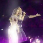 Tiziano Ferro Instagram - 𝐌𝐞𝐬𝐬𝐢𝐧𝐚. Sicilia bedda, mi hai squarciato lo stomaco con la tua saggezza, la gioia e il tuo cuore che illumina i balconi di tutte le case del mondo. Per un cantante, esibirsi in Sicilia è un’esperienza mistica. Mi dispiace per chi non lo fa. Io mi godo il privilegio, l’amore, quei sorrisi che sfondano ogni malumore. Grazie Sicilia mia, cosa ho fatto perché mi volessi così bene? Non lo voglio sapere, mi fido e basta. Sei rimedio. Sei tosta. Sei vera. A presto amici miei. 🔆🔅🔆🔅 𝘼𝙣𝙜𝙚𝙡𝙞𝙣𝙖 𝙈𝙖𝙣𝙜𝙤. Dolce e pura ragazza. Come si fa a non accorgersi della tua bellezza interiore, oltre che del tuo naturale talento?! Sicuramente mamma e papà ti hanno concesso un dono, ma tu lo stai gestendo con gratitudine, amore e grande tenacia. Continua così: zio Tiziano c’è stato, c’è e ci sarà quando vuoi! Grazie per aver cantato con me. @angelinamango_ #messina #sicilia #angelinamango #comeseredestate #tzn23