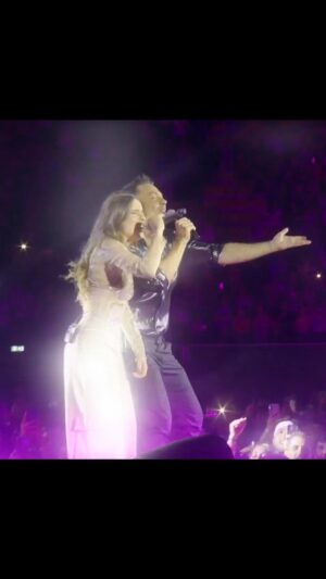Tiziano Ferro Instagram - 𝐌𝐞𝐬𝐬𝐢𝐧𝐚.
Sicilia bedda, mi hai squarciato lo stomaco con la tua saggezza, la gioia e il tuo cuore che illumina i balconi di tutte le case del mondo.
Per un cantante, esibirsi in Sicilia è un’esperienza mistica. Mi dispiace per chi non lo fa.
Io mi godo il privilegio, l’amore, quei sorrisi che sfondano ogni malumore. 
Grazie Sicilia mia, cosa ho fatto perché mi volessi così bene? Non lo voglio sapere, mi fido e basta.
Sei rimedio. Sei tosta. Sei vera.
A presto amici miei. 
🔆🔅🔆🔅

𝘼𝙣𝙜𝙚𝙡𝙞𝙣𝙖 𝙈𝙖𝙣𝙜𝙤.
Dolce e pura ragazza. 
Come si fa a non accorgersi della tua bellezza interiore, oltre che del tuo naturale talento?!
Sicuramente mamma e papà ti hanno concesso un dono, ma tu lo stai gestendo con gratitudine, amore e grande tenacia.
Continua così: zio Tiziano c’è stato, c’è e ci sarà quando vuoi!
Grazie per aver cantato con me.
@angelinamango_

#messina #sicilia #angelinamango
#comeseredestate #tzn23