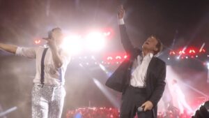 Tiziano Ferro Instagram - 𝐍𝐚𝐩𝐨𝐥𝐢!🩵
Le parole non renderanno mai giustizia.
Con la vostra anima fiera che rompe ogni diga, il sorriso che accieca tutti e l’amore che ti piove addosso ininterrottamente.
Era la prima volta allo stadio Maradona e ho avuto più di quello che avrei mai sognato.
Una maglia da campione d’Italia con il prezioso, intoccabile, numero 10 - che custodirò con gelosia massima. 
E poi il re dei re: 𝙈𝙖𝙨𝙨𝙞𝙢𝙤 𝙍𝙖𝙣𝙞𝙚𝙧𝙞.
Un galantuomo meraviglioso, fonte di ispirazione eterna.
Massimo, hai reso Napoli ancora più grande e me l’uomo più felice al mondo; le bretelle che mi hai regalato sul palco diventeranno il mio porta fortuna.
@ranieri_official
Grazie dal profondo dell’anima.
🩵🩵🩵🩵🩵
#napoli
#tzn23