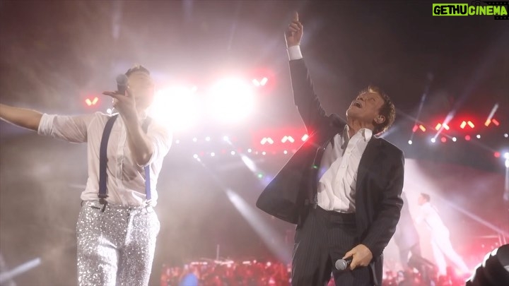 Tiziano Ferro - 90K Likes - 𝐍𝐚𝐩𝐨𝐥𝐢!🩵
Le parole non renderanno mai giustizia.
Con la vostra anima fiera che rompe ogni diga, il sorriso che accieca tutti e l’amore che ti piove addosso ininterrottamente.
Era la prima volta allo stadio Maradona e ho avuto più di quello che avrei mai sognato.
Una maglia da campione d’Italia con il prezioso, intoccabile, numero 10 - che custodirò con gelosia massima.
E poi il re dei re: 𝙈𝙖𝙨𝙨𝙞𝙢𝙤 𝙍𝙖𝙣𝙞𝙚𝙧𝙞.
Un galantuomo meraviglioso, fonte di ispirazione eterna.
Massimo, hai reso Napoli ancora più grande e me l’uomo più felice al mondo; le bretelle che mi hai regalato sul palco diventeranno il mio porta fortuna.
@ranieri_official
Grazie dal profondo dell’anima.
🩵🩵🩵🩵🩵
#napoli
#tzn23