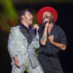 Tiziano Ferro Instagram - 𝙎𝙩𝙖𝙙𝙞𝙤 𝙊𝙇𝙄𝙈𝙋𝙄𝘾𝙊: 𝙡𝙖 𝙨𝙚𝙘𝙤𝙣𝙙𝙖! Troppo. Sei troppo Roma. Il mio cuore non può reggere tutto l’amore puro che mi hai dato. Io che sono un piccolo puntino invisibile di un universo gigante. Eppure Roma bella, mi hai aspettato. Come solo le madri e le amiche vere sanno fare. Già mi manchi da morire. Questa volta peró non passeranno sei anni! Ti amo Roma mia, per sempre tuo! ❤️❤️❤️❤️ 𝘼 𝙇𝙖𝙩𝙞𝙣𝙖. Ai miei concittadini accorsi all’Olimpico: vi ho visti uno ad uno ed eravate tanti e belli come il sole! Quell’orgoglio che brillava nei vostri occhi mi ha detto tutto. Ci siete sempre stati, sempre: e quando mi sentirò solo penserò a voi. Grazie Latina, cuore mio! Prometto che presto canteremo anche sotto il nostro cielo. 💙🖤 𝘼 𝙅𝙤𝙫𝙖𝙣𝙤𝙩𝙩𝙞. Lorenzo, sei stato il più grande riferimento che abbia mai avuto. Iniziai con quel primo disco nel 1987 e ci sei stato in ogni fase della mia vita. Ed eri lì con me anche sul palco dell’Olimpico. Faccio ancora fatica a crederci. Forse un giorno mi sveglierò, realizzerò, per ora mi godo solo la fortuna di averti incontrarto e cantato con te. Grazie per una vita di lezioni, di gioia e di arte. Ti voglio bene. @lorenzojova A 𝙍𝙤𝙗𝙚𝙧𝙩𝙤 𝘾𝙖𝙨𝙖𝙡𝙞𝙣𝙤. Mi hai insegnato cosa vuol dire la parola “amico”. Auguro di cuore a tutti anche solo la metà della gioia, della bellezza e del senso di protezione che abbiamo vissuto in questi primi 30 anni. E poi sul palco hai spaccato! Ti voglio troppo bene amico mio. 💙💙💙💙 @robertocasalino #destinazionemare #tzn23 #jovanotti #ballaperme #roma #stadioolimpico #pensopositivo
