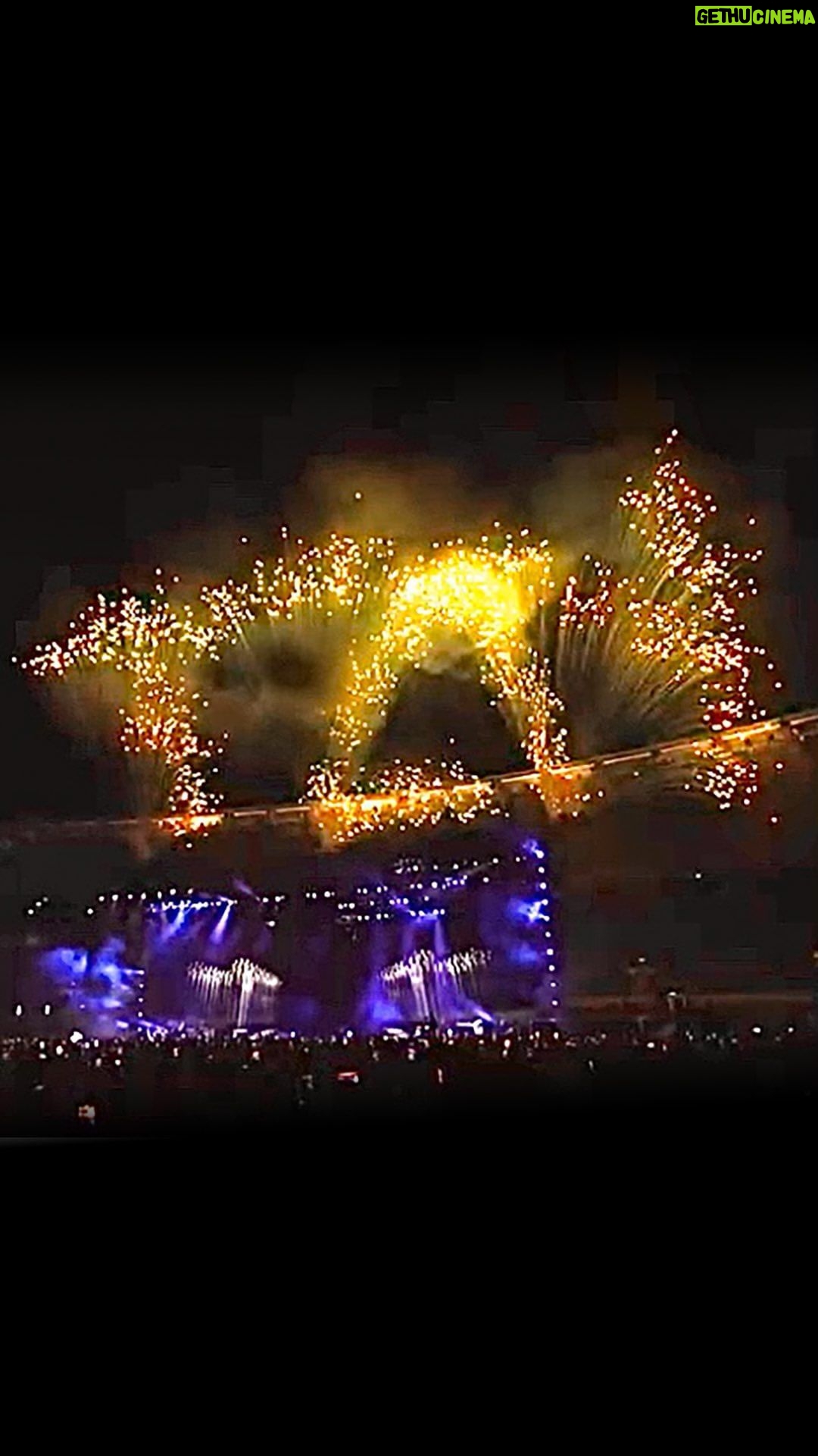 Tiziano Ferro Instagram - πππΌπΏππ πππππππΎπ: πππ€π§π£π€ πͺπ£π€! Roma, cuore mio. Cosa ho fatto per meritare tutto questo dopo cosΓ¬ tanta lontananza? Solo Dio lo sa! Allora mi affido a lui e prego vi benedica con lo stesso amore che avete concesso a me. E ai miei concittadini che hanno portato uno ad uno i mattoni della mia Latina perchΓ© sentissi che loro ci sono sempre; eravate tanti, eravate splendidi. A DOMANI ROMA MIA! A DOMANIIIIIIπ€©π€©π€©π€©π€©π€© Una menzione speciale al mio ospite @tiromancinoofficial Grazie Federico, sei un amico forte, dolce, stracolmo di arte illimitata. Hai scritto una delle piΓΉ belle canzoni italiane di sempre. Grazie per aver scelto di registrarla e cantarla con me. π«Άπ» #federicozampaglione #tiromancino #permeΓ¨importante #stadioolimpico #roma