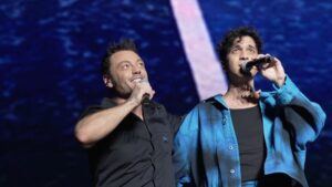 Tiziano Ferro Instagram - Sai quando torni da un viaggio lungo, giri la chiave nella toppa, apri la porta e senti quel profumo che non inganna? CASA.
Ecco, le tre notti a San Siro hanno fatto questo per me. Mi hanno portato indietro, all’inizio di un sogno. Quando un ragazzino, neanche maggiorenne, prendeva il treno fantasticando di trovare un discografico che credesse in lui. E dopo ogni delusione, il Duomo gli sorrideva sempre.
Milano, sei come le amiche più belle che ho: non sei facile, hai bisogno di tempo prima di fidarti di una persona, dici solo quello che pensi, però quando ti affezioni a qualcuno…lo proteggi a vita.
Sono orgoglioso di poter contare sulla stima e la fedeltà della mia preziosa confidente.
Ti amo Milano mia.
Grazie per sempre.
💟
 
Una menzione speciale agli ospiti che hanno reso ancora più emozionanti queste tre notti:
 
𝘾𝙖𝙧𝙢𝙚𝙣 𝙘𝙤𝙣𝙨𝙤𝙡𝙞
Amica bella e autentica. Sei gioia e passione pura. Io e la musica intera ti ringrazieremo a vita!
@carmenconsolimusic
#carmenconsoli
 
𝙈𝙖𝙭 𝙋𝙚𝙯𝙯𝙖𝙡𝙞
Ero adolescente e le cose non andavano benissimo. Però tu mi hai spiegato che potevo comporre canzoni, gridando le parole che avevo l’urgenza di tirare fuori. Esattamente quelle, fregandomene dei filtri.
Max ti voglio davvero bene.
Grazie!
@maxpezzali
#maxpezzali
 
𝙏𝙖𝙣𝙖𝙣𝙖𝙞
Vai ragazzo!
Sei talentuoso, lucido, educato e dolcissimo.
Corri libero e rimani su questa strada, perché ti assicuro che è quella che ti porterà al tuo primo concerto a San Siro .
E te lo auguro davvero!
Grazie.
@tananaimusica
#tananai
 
#milano
#sansiro
#tzn23