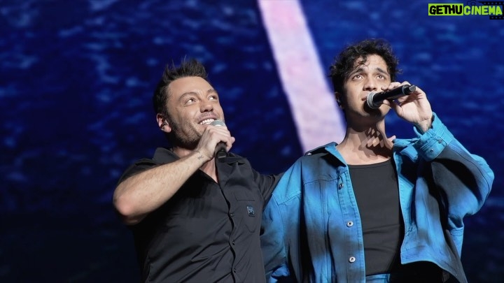 Tiziano Ferro - 92.8K Likes - Sai quando torni da un viaggio lungo, giri la chiave nella toppa, apri la porta e senti quel profumo che non inganna? CASA.
Ecco, le tre notti a San Siro hanno fatto questo per me. Mi hanno portato indietro, all’inizio di un sogno. Quando un ragazzino, neanche maggiorenne, prendeva il treno fantasticando di trovare un discografico che credesse in lui. E dopo ogni delusione, il Duomo gli sorrideva sempre.
Milano, sei come le amiche più belle che ho: non sei facile, hai bisogno di tempo prima di fidarti di una persona, dici solo quello che pensi, però quando ti affezioni a qualcuno…lo proteggi a vita.
Sono orgoglioso di poter contare sulla stima e la fedeltà della mia preziosa confidente.
Ti amo Milano mia.
Grazie per sempre.
💟
Una menzione speciale agli ospiti che hanno reso ancora più emozionanti queste tre notti:
𝘾𝙖𝙧𝙢𝙚𝙣 𝙘𝙤𝙣𝙨𝙤𝙡𝙞
Amica bella e autentica. Sei gioia e passione pura. Io e la musica intera ti ringrazieremo a vita!
@carmenconsolimusic
#carmenconsoli
𝙈𝙖𝙭 𝙋𝙚𝙯𝙯𝙖𝙡𝙞
Ero adolescente e le cose non andavano benissimo. Però tu mi hai spiegato che potevo comporre canzoni, gridando le parole che avevo l’urgenza di tirare fuori. Esattamente quelle, fregandomene dei filtri.
Max ti voglio davvero bene.
Grazie!
@maxpezzali
#maxpezzali
𝙏𝙖𝙣𝙖𝙣𝙖𝙞
Vai ragazzo!
Sei talentuoso, lucido, educato e dolcissimo.
Corri libero e rimani su questa strada, perché ti assicuro che è quella che ti porterà al tuo primo concerto a San Siro .
E te lo auguro davvero!
Grazie.
@tananaimusica
#tananai
#milano
#sansiro
#tzn23