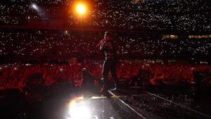 Tiziano Ferro Instagram - Tornare a Milano dopo sei anni, col cuore che salta in aria. 
“Grazie”, è riduttivo.
🫶🏻
#milano
#casa
#sansiro #unaditre #nightone