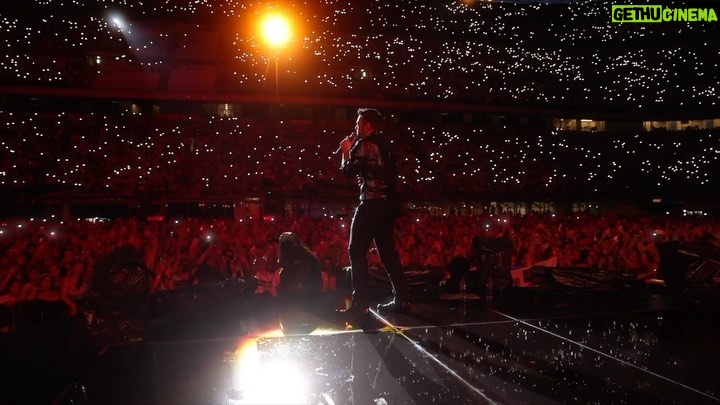 Tiziano Ferro Instagram - Tornare a Milano dopo sei anni, col cuore che salta in aria. “Grazie”, è riduttivo. 🫶🏻 #milano #casa #sansiro #unaditre #nightone