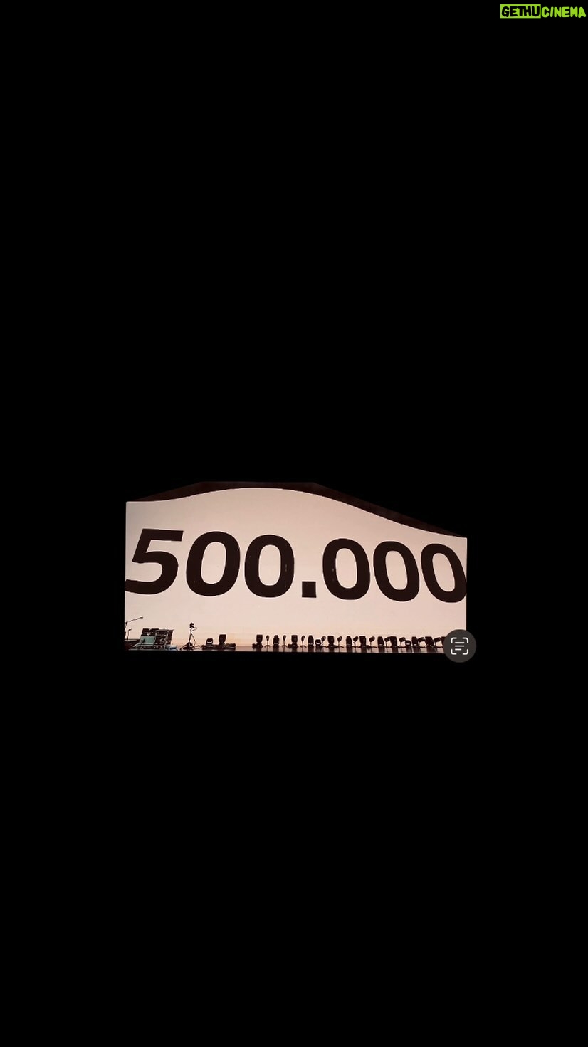 Tiziano Ferro Instagram - Superato il mezzo milione di biglietti venduti. Di fronte a questo numero mi sento come un minuscolo granello di sabbia. Sempre io: un cantastorie che ha dedicato la sua vita intera a un sogno. Chi viene a cantarle tutte con me ???? We hit the 500.000 million tickets marker. When I think of that number I can’t help but feel like a little grain of sand. But it’s just the usual me: a songwriter who dedicated his entire life to one dream. Who wants to sing them all with me???? #tzn23 ¡Llegamos a vender más de medio millón de entradas! En frente de este tan gigante número solo me siento un minúsculo grano de arena. El mismo de siempre: un cantautor que dedicó toda su vida a un sueño. Quien quiere cantarlas todas conmigo??? #tzn23