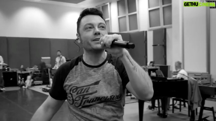 Tiziano Ferro - 87.3K Likes - Con la voce rotta e l’anima piena: “Benvenuti amici miei, ben ritrovati!”
#tzn23
My voice is cracked by all kinds of emotions, my soul is full: “Welcome back my friends, nice to see you again!”
#tzn23
Con la voz ronca y el alma llena: “Bienvenidos amigos, un placer verlos de nuevo!”
#tzn23