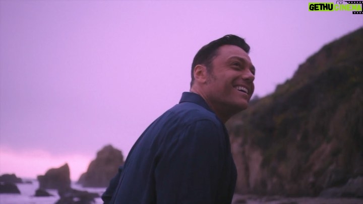 Tiziano Ferro Instagram - Il video ufficiale di #destinazionemare è ora disponibile su YouTube/VEVO #ilmondoènostro #tzn2023 Director @iamwalidazami @vevo_it @vevo