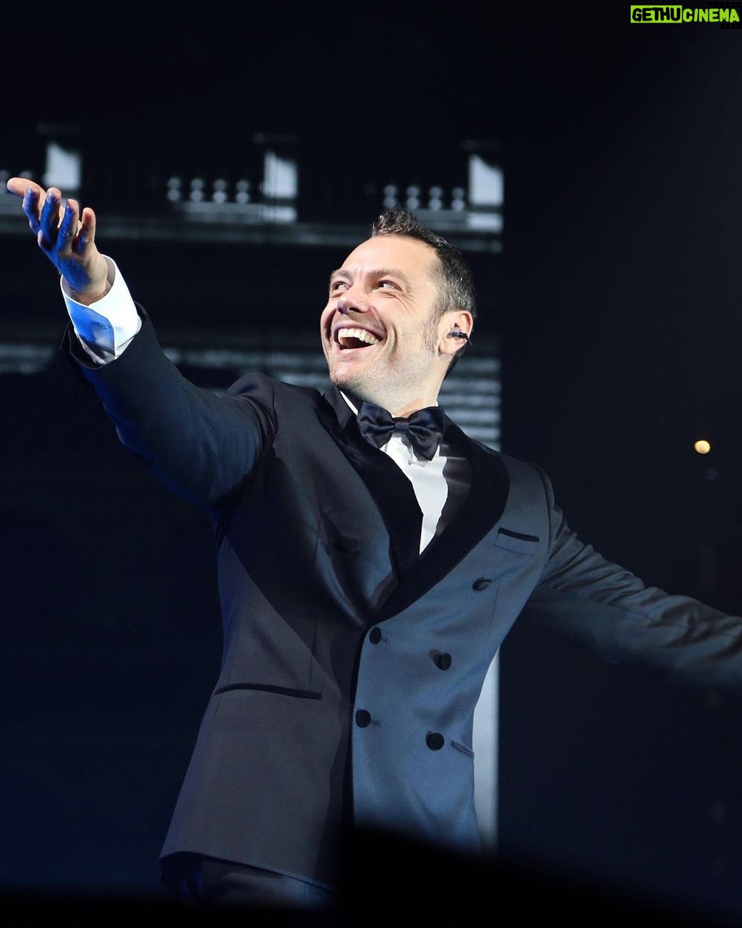 Tiziano Ferro Instagram - #TZN2023 si avvicina! @frecciarossaofficial è il treno ufficiale del tour 🚄 Scopri come raggiungere le città di #TZN2023 in maniera più sostenibile e con sconti fino all’80% su trenitalia.com #ADV