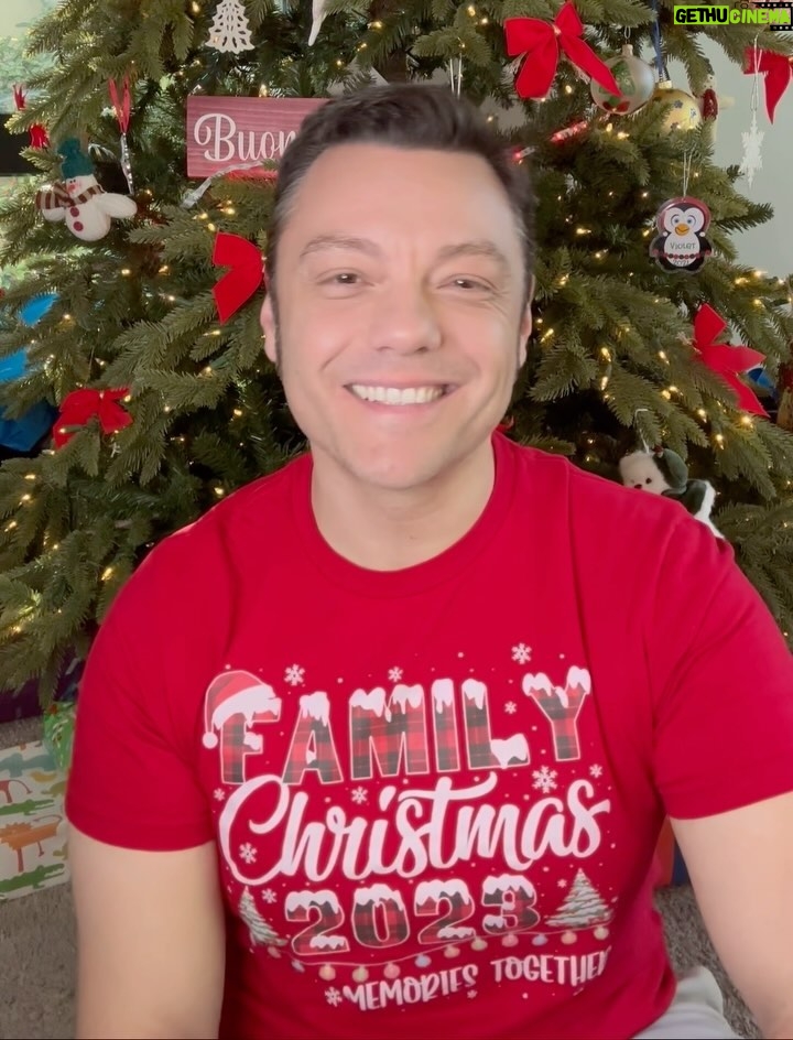 Tiziano Ferro Instagram - Il Natale della ricostruzione. Auguri di cuore amici miei! ❤️🎁 Christmas during reconstruction times. Merry Christmas my friends! ❤️🎁 La Navidad de la reconstrucción. Feliz Navidad amigos queridos! ❤️😍