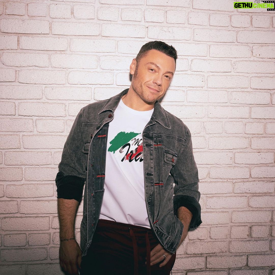 Tiziano Ferro Instagram - Destinazione Mare il nuovo singolo inedito. Fuori ora 🔊 Link in bio e nelle storie Photo @iamwalidazami