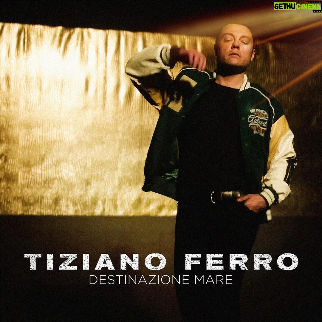 Tiziano Ferro Instagram - ••••••••••••••••••••>>>>>>>>>>>>>>>>>>>> 𝟱/𝟱: 𝗦𝗜𝗡𝗚𝗢𝗟𝗢 𝗜𝗡𝗘𝗗𝗜𝗧𝗢•5/5: 𝘉𝘙𝘈𝘕𝘋 𝘕𝘌𝘞 𝘚𝘐𝘕𝘎𝘓𝘌 DESTINAZIONE MARE Per il tempo ed il bene che io ti ho donato, resta solo un rimprovero lontano, sempre attuale, impresso nel ricordo e in quella polaroid Che cosa ho imparato da ogni mio viaggio chi ho dimenticato, chi mi ha riparato improvvisando fede in tempi incerti se Dio è dove lo cerchi Allora Destinazione mare Ho chiuso la vita invernale Do fiducia alla nuova stagione Che tarda ad arrivare non smetto mai Non smetto di sperare Destinazione mare sei quello che conta e che vale passerà però rimane solo un'ultima stagione giuro l'ultima stagione mentre suona la canzone che ho scritto per curare il tuo dolore È col tempo che s’impara a comprendere il vuoto, quel calore da un lato del letto, riesco a stento a rimanere fermo quando piove a dirotto. Che cosa mi ha insegnato questo lungo viaggio qualche maremoto, qualche anno di troppo Improvvisando il nostro matrimonio che tutto il resto è viaggio E allora Destinazione mare Siamo nati per causa d’amore che mi fa camminare Non smetto mai Non smetto di cercare Destinazione mare sei quello che conta, che vale passerà però rimane solo un'ultima stagione giuro l'ultima stagione mentre suona la canzone che ho scritto per curare il tuo dolore Che ho scritto per curare il mio dolore #destinazionemare