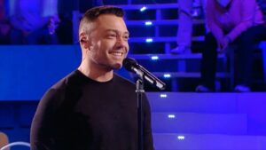 Tiziano Ferro Instagram - Padre è colui che infonde protezione.
E in quel presidio trovo tutt’ora conforto, sicurezza, amore solenne.
Questa è la lezione che porto dentro, da  sempre e per sempre.
Auguri, da papà a papà.
💙
A father is who can instill protection.
And in that sense of defense I still find comfort, security, solemn love.
This is the lesson I’ll carry with me, forevermore.
Happy Father’s Day, Papà to Papà.
💙
Padre es el que sabe desplegar protección.
Y en este presidio eterno todavía encuentro consuelo, seguridad, amor solemne.
Esta es la lección que llevo adentro, desde siempre y por siempre.
Felicidades, de papá a papá.
#laprimafestadelpapá
#laprimerafiestadelpapa