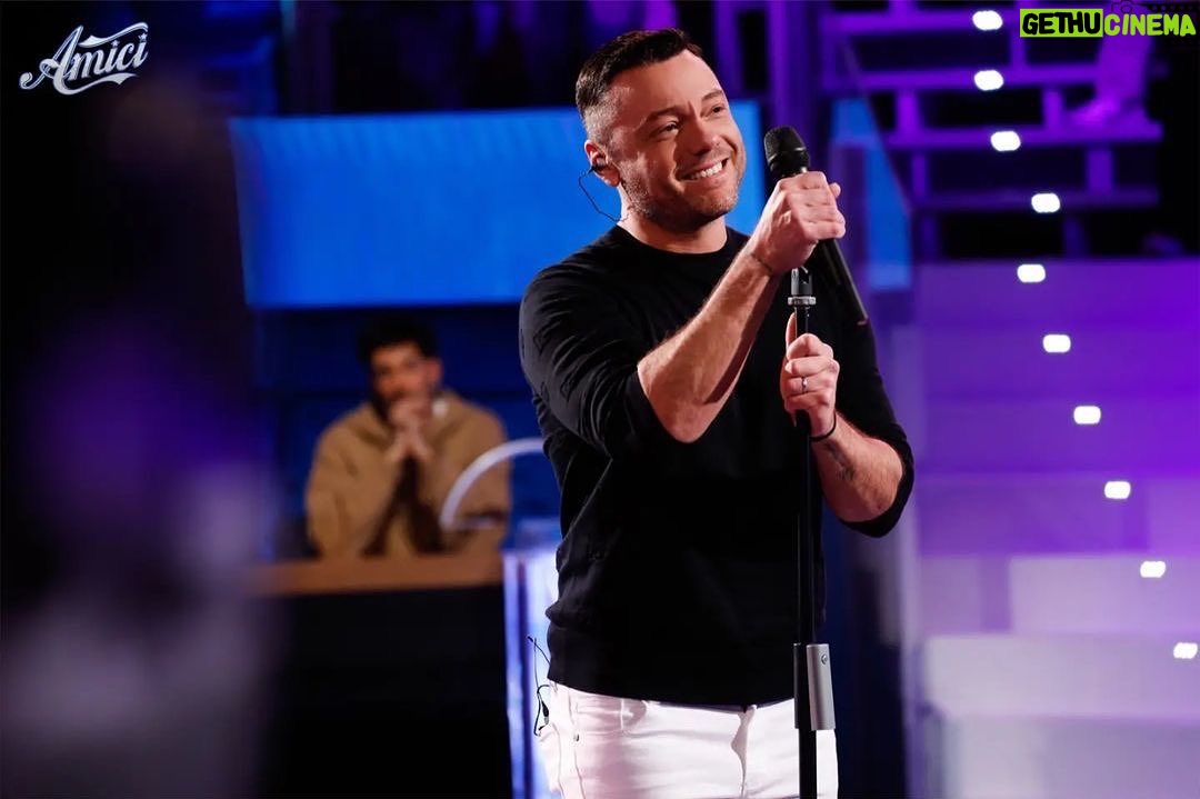 Tiziano Ferro Instagram - Posted @withregram • @amiciufficiale La stupenda voce di Tiziano Ferro con "La mia prima festa del papà"! Noi abbiamo la pelle d'oca e voi? 😍 #amici22
