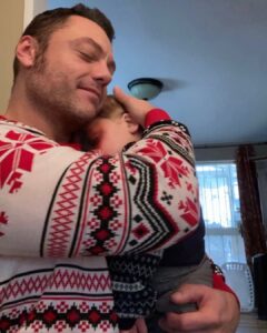 Tiziano Ferro Instagram - Che qualcuno vi sappia amare e saper proteggere come meritate. Questo il mio augurio. Buone Feste amici miei. 🎄❤️ Shall you meet someone who can love you and protect you the way you deserve. This is my wish for you. Happy Holidays my friends. 🎄❤️ Que alguien sepa amarlos y protegerlos tan como ustedes merecen. Esto es mi deseo para vosotros. Felices fiestas. 🎄❤️