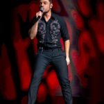 Tiziano Ferro Instagram - ❤️Tiziano Ferro e Save the Children Italia ancora insieme per proteggere i bambini dalla guerra🙏🏻. Sono stati messi all'asta su @charitystars oltre 25 capi, tra cui pantaloni, camicie, maglie, giacche e scarpe, il cui ricavato sarà destinato alla campagna🖐🏼 STOP ALLA GUERRA SUI BAMBINI. Insieme vogliamo dire basta alla sofferenza che milioni di bambini sono costretti a subire nei paesi in guerra 😔, in particolare Ucraina, Territori Palestinesi Occupati, Israele, Yemen, Siria e Repubblica Democratica del Congo. #Savethechildren #savethechildrenitalia #stopthewaronchildren #tizianoferro #charitystars