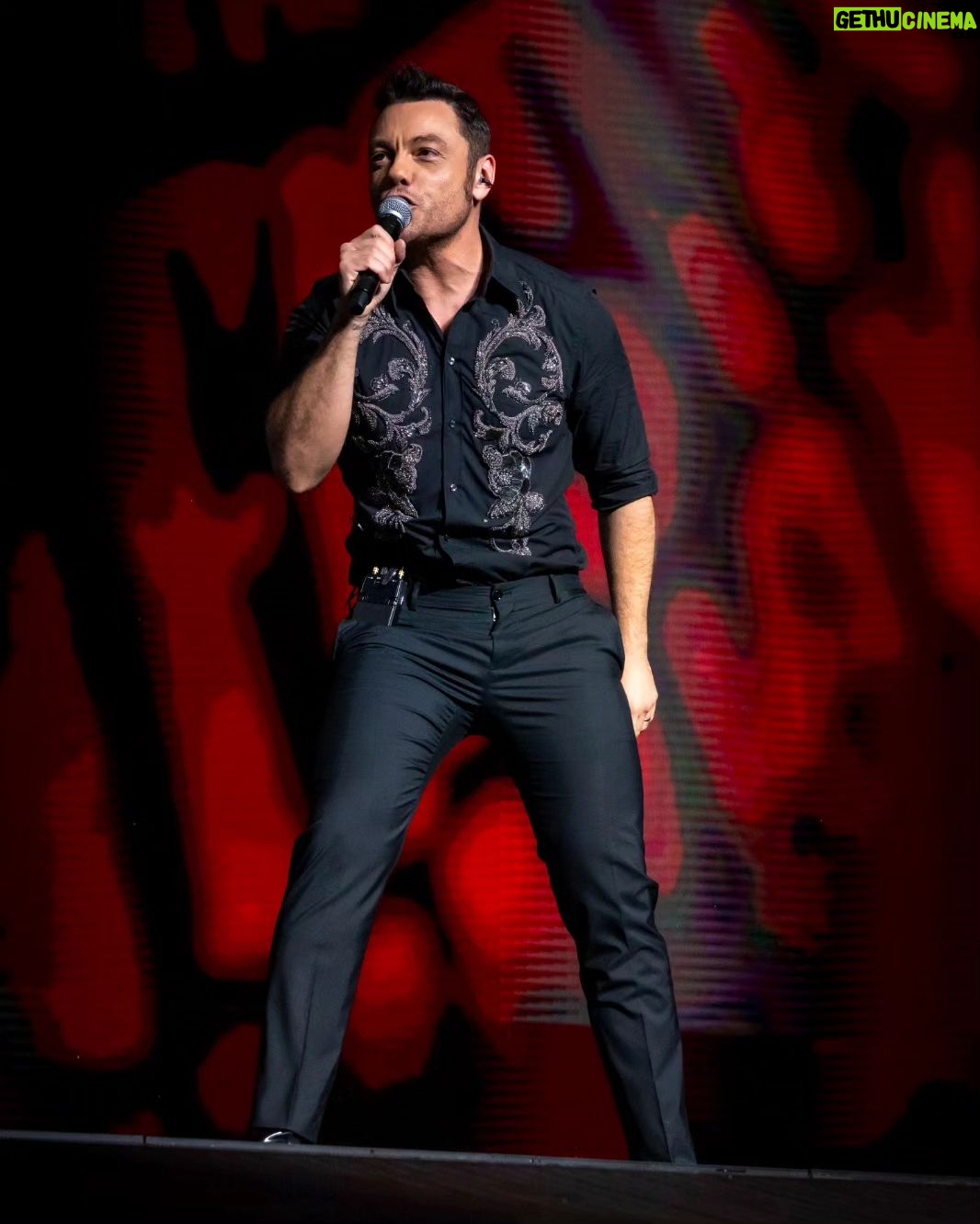 Tiziano Ferro Instagram - ❤️Tiziano Ferro e Save the Children Italia ancora insieme per proteggere i bambini dalla guerra🙏🏻. Sono stati messi all'asta su @charitystars oltre 25 capi, tra cui pantaloni, camicie, maglie, giacche e scarpe, il cui ricavato sarà destinato alla campagna🖐🏼 STOP ALLA GUERRA SUI BAMBINI. Insieme vogliamo dire basta alla sofferenza che milioni di bambini sono costretti a subire nei paesi in guerra 😔, in particolare Ucraina, Territori Palestinesi Occupati, Israele, Yemen, Siria e Repubblica Democratica del Congo. #Savethechildren #savethechildrenitalia #stopthewaronchildren #tizianoferro #charitystars