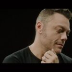 Tiziano Ferro Instagram - Un mese dall’uscita de 𝐈𝐋 𝐌𝐎𝐍𝐃𝐎 𝐄´ 𝐍𝐎𝐒𝐓𝐑𝐎. Grato a chi c’è sempre. ❣️ One month of my new album 𝐈𝐋 𝐌𝐎𝐍𝐃𝐎 𝐄´ 𝐍𝐎𝐒𝐓𝐑𝐎. Grateful for those who are always here, supporting me. ❣️ Un mes desde la salida de mi disco 𝐈𝐋 𝐌𝐎𝐍𝐃𝐎 𝐄´ 𝐍𝐎𝐒𝐓𝐑𝐎. La versión española llegará en 2023 🤩 Mucha gratitud por los que siempre están a mi lado. ❣️ #ilmondoénostro #laprimafestadelpapà