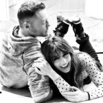 Tiziano Ferro Instagram - 𝘓𝘢 𝘴𝘵𝘦𝘴𝘴𝘢 𝘢𝘳𝘨𝘪𝘭𝘭𝘢 ❣️ 𝙘𝙪𝙩 𝙛𝙧𝙤𝙢 𝙩𝙝𝙚 𝙨𝙖𝙢𝙚 𝙘𝙡𝙤𝙩𝙝 cortados por la misma tijera @sabrinaimpacciatore 📷 @mg84347 mg84347 #whitelotus #thewhitelotus #hbo #hbomax