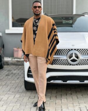 Tobi Bakre Instagram - Daddy MK coming through 😤

Styled and Photographed by @anu.bakre Mummy MK!