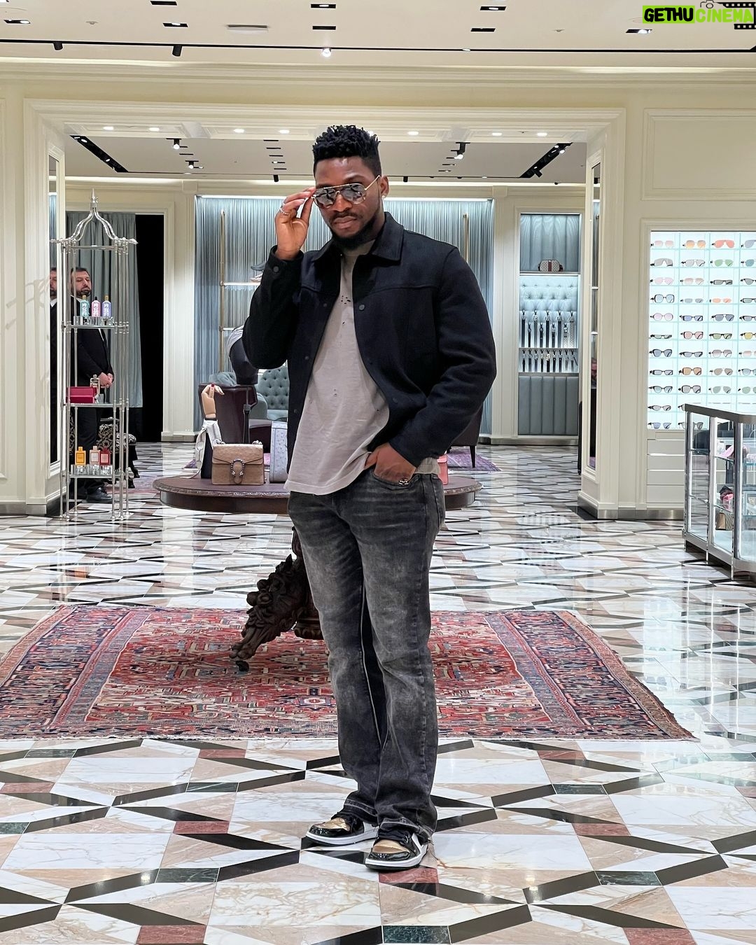Tobi Bakre Instagram - Wishing you a super December ahead beautiful people 💚