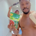 Tobi Bakre Instagram - When you finally agree on who is cooking and who is washing dishes 😂 Guess who washed??? 😜 @knorrnigeria always coming thruuu #eatforgood