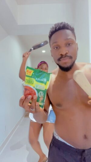 Tobi Bakre Instagram - When you finally agree on who is cooking and who is washing dishes 😂

Guess who washed??? 😜

@knorrnigeria always coming thruuu 
#eatforgood
