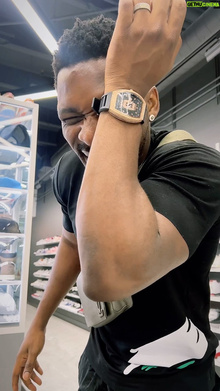 Tobi Bakre - 60.2K Likes - Flex correct! You no borrow money buy am.
Even if you did ehn! Flex your flex 😂
Feeling these @bozjewelry merch a bit too much!
My custom piece still loading. Thanks again great guys 👊🏾