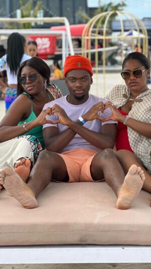 Tobi Bakre Instagram - Good Vibes with Good people 😂❤️

FANTASTIC 4 💣

#family
#Stayhappy
#Godsprotection