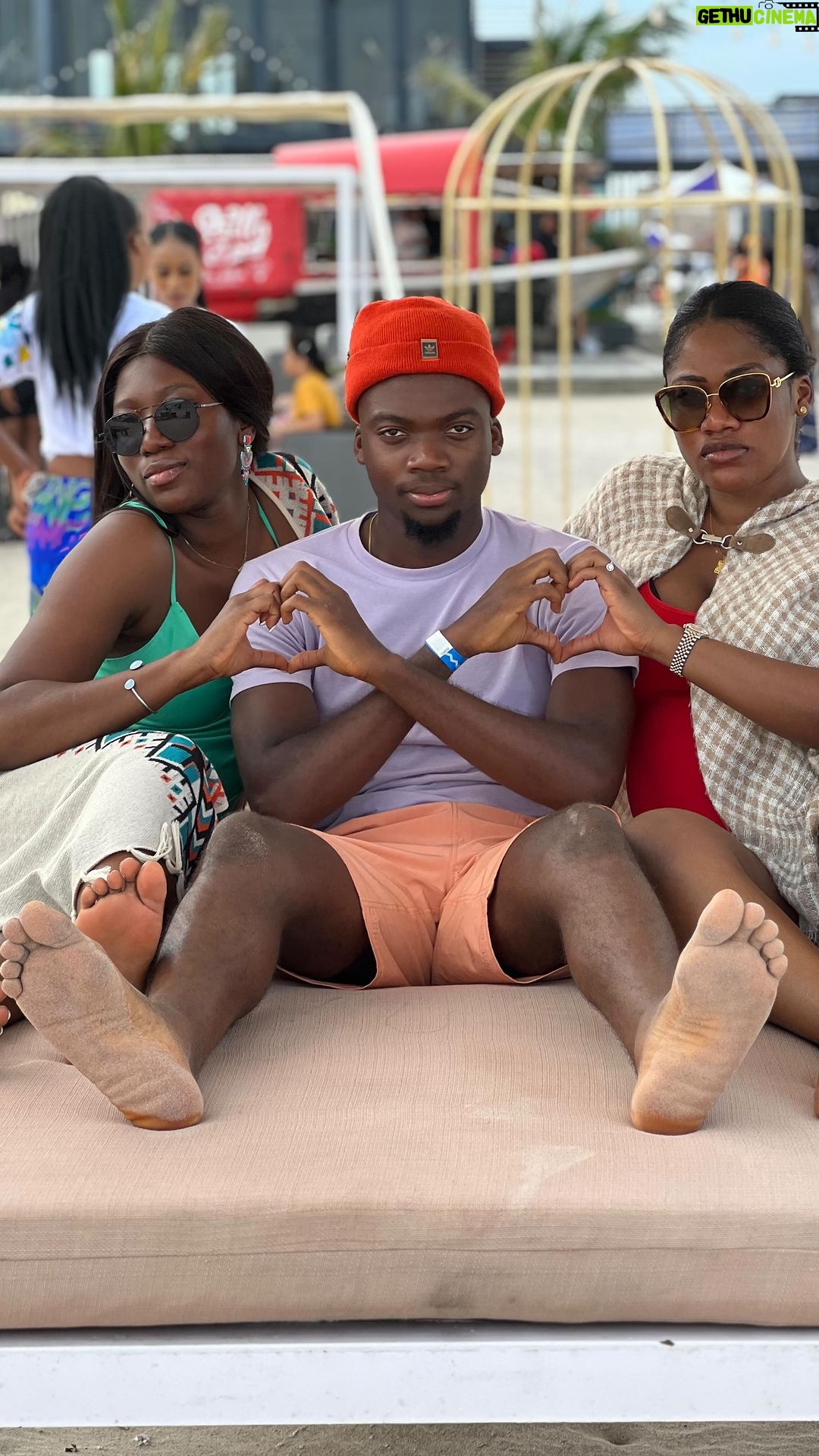 Tobi Bakre - 199.9K Likes - Good Vibes with Good people 😂❤️
FANTASTIC 4 💣
#family
#Stayhappy
#Godsprotection