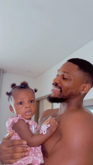 Tobi Bakre Instagram - My baby don start hair o!!!!

Big shout out to the best hairdresser @anu.bakre 
No worry when it’s time for all back daddy gat dis!