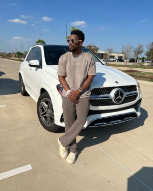 Tobi Bakre Instagram - It's the jewelry for me 😮‍💨 @bozjewelry 
.

White season