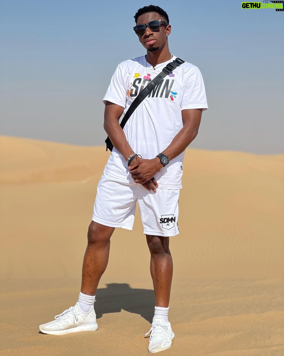 Tobi Brown Instagram - Sunnies in the desert๐ Dw Aussies I got you ๐ ๐ธ: @miniminter Dubai, UAE