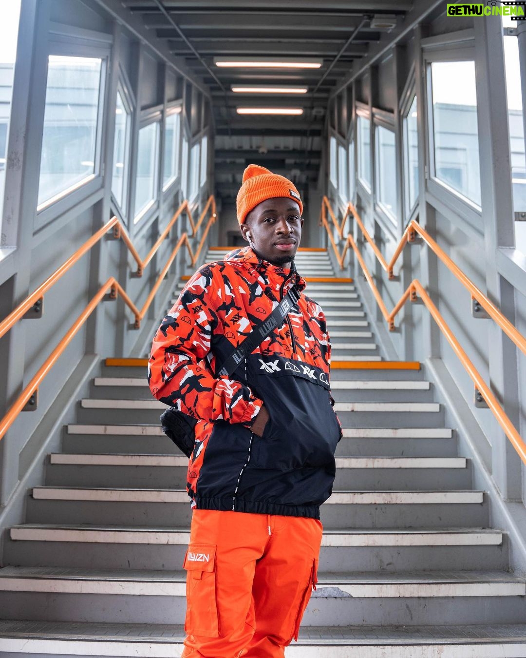 Tobi Brown Instagram - Wear Orange Garms. Drink Apple Juice 🤷🏿♂️ 📸: @kirstylouisewells