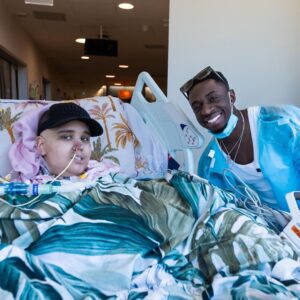 Tobi Brown Instagram - The most beautiful voice and smile. Made a new best friend 🥹
Keep fighting superstar, we’re all rooting for you @txc.blue 💙 thank you @itssozer for making it possible to meet this incredible young lady.